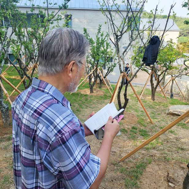 문재인 전 대통령은 신동호 전 연설비서관의 새 시집 ‘그림자를 가지러 가야 한다’를 읽고 있다. 트위터 캡처