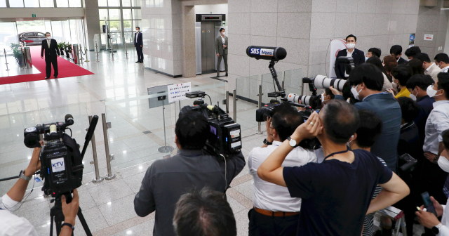 지난 12일 오전 윤석열 대통령이 용산 대통령실 청사로 출근하며 기자들과 거리를 두고 질의응답을 하고 있다. 연합뉴스