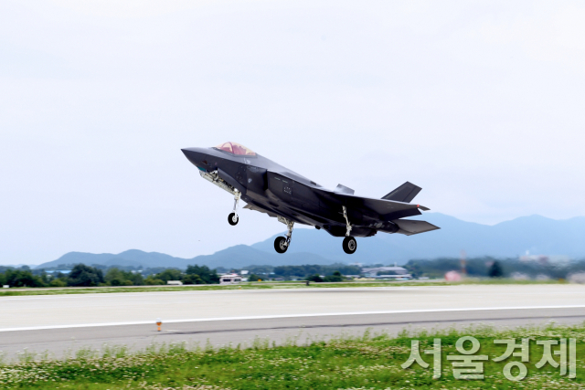 우리 공군의 F-35A전투기가 지난 11일부터 나흘간 일정으로 국내 임무공역에서 진행된 한미연합비행훈련에서 연합편대비행을 위해 이륙하고 있다. 사진제공=공군