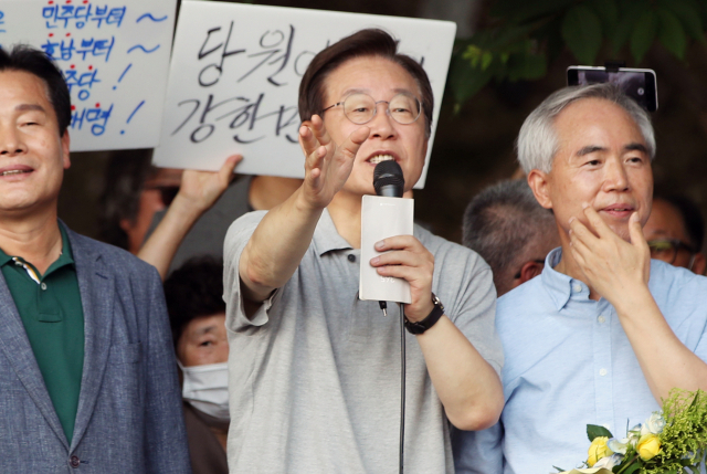 지난 10일 오후 광주 서구 5·18 기념공원에서 열린 '이재명과 위로 걸음' 행사에서 더불어민주당 이재명 상임고문이 발언하고 있다. /연합뉴스