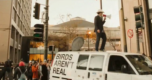피터 맥킨토가 ‘새는 진짜가 아니다’가 쓰여진 차량 위에서 확성기를 들고 연설을 하고 있다. /사진='글로벌팩트9' 행사 소개 영상