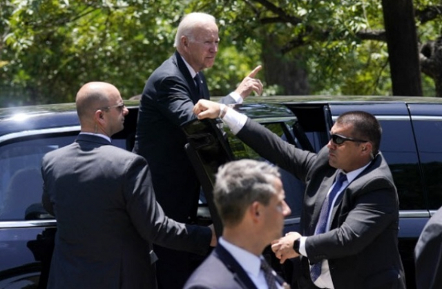지난 5월 29일(현지시간) 유밸디를 방문한 조 바이든 미국 대통령 주변을 경호원들이 삼엄하게 경계하고 있다. AP연합뉴스