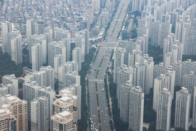 서울 송파구 서울스카이 전망대에서 바라본 강남·송파구 일대 아파트 모습. 연합뉴스