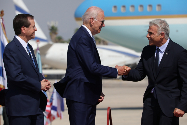 야이르 라피드 이스라엘 총리(오른쪽)가 13일(현지시간) 이스라엘 텔아비브 벤구리온 공항에서 조 바이든 미국 대통령을 맞이하고 있다./연합뉴스