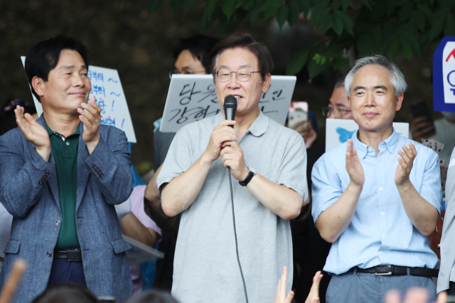 지난 10일 오후 광주 서구 5·18 기념공원에서 열린 '이재명과 위로 걸음' 행사에서 이재명 더불어민주당 의원이 발언하고 있다. /연합뉴스