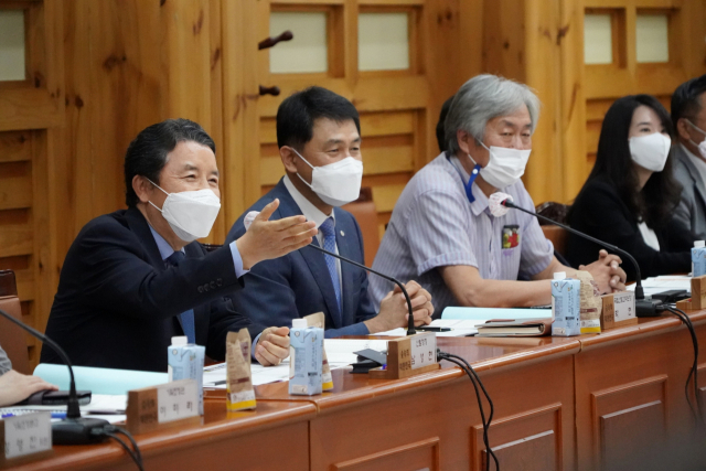 남성현(왼쪽 첫번째) 산림청장이 ‘2022년 제7기 산림청 정책자문위원회’를 주재하고있다. 사진제공=산림청