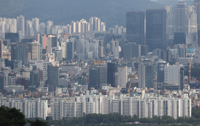 14일 서울 남산에서 바라본 시내 아파트의 모습. 연합뉴스