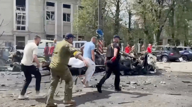 14일(현지시간) 우크라이나의 비나차에서 구조대원들이 시신을 옮기고 있다. 로이터연합뉴스