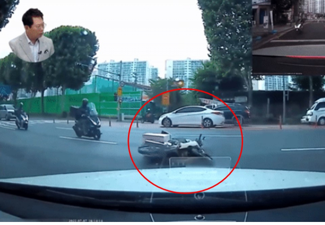 오토바이 운전자가 골목길에서 나온 벤츠를 보고 깜짝 놀라 넘어지는 모습. 한문철TV 캡처