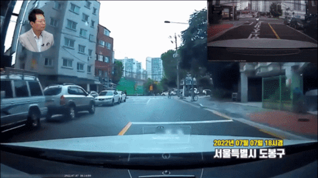 오토바이 운전자가 골목길에서 나온 벤츠를 보고 깜짝 놀라 넘어지는 영상이 공개됐다. 한문철TV 캡처