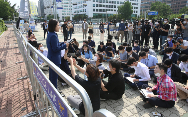박지현 더불어민주당 전 공동비상대책위원장이 15일 국회 정문 앞에서 기자회견을 열고 차기 당대표 경선 출마 선언을 하고 있다. 성형주 기자