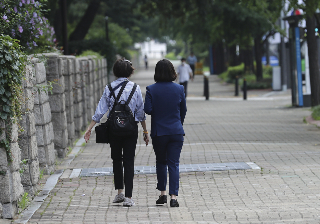 박지현 더불어민주당 전 공동비상대책위원장이 15일 국회 정문 앞에서 기자회견을 열고 차기 당대표 경선 출마 선언을 한 뒤 이동하고 있다. 성형주 기자