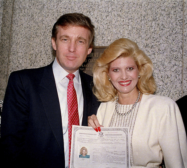 도널드 트럼프와 아내 이바나 트럼프가 1988년 미국 시민권을 선서한 후 뉴욕 연방 법원 앞에서 포즈를 취하고 있다. AP연합뉴스