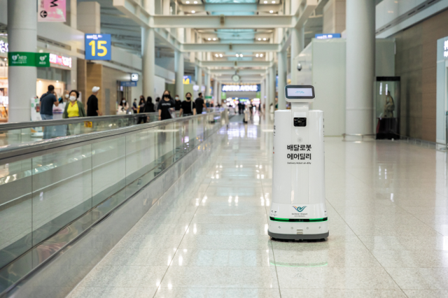 배달의민족의 실내 배달로봇 딜리에어가 인천국제공항 제1여객터미널에서 배달을 하고 있다./사진 제공=우아한형제들
