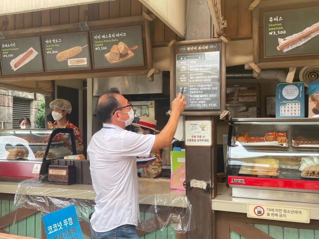 용인시 단속반이 한 휴게음식점에서 원산지 표시 점검을 하고 있는 모습./사진제공=용인시