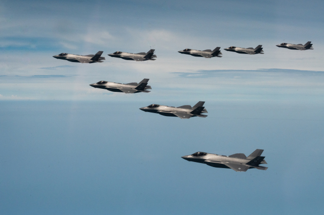 한미 공군이 지난 11일부터 14일까지 한미 연합 작전 수행능력 향상을 위해 F-35A 연합비행훈련을 최초로 실시했다고 밝혔다. 사진은 미국 편대장이 편대를 이끄는 장면./공군