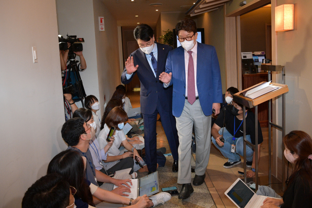권성동(오른쪽)국민의힘 대표 직무대행 겸 원내대표와 장제원 의원이 15일 서울 여의도 한 식당에서 오찬 회동을 한 뒤 나서고 있다. 성형주 기자