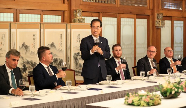 한덕수 국무총리가 15일 서울 삼청동 총리공관에서 주한 외교단(유럽) 오찬 간담회를 하며 발언하고 있다./총리실