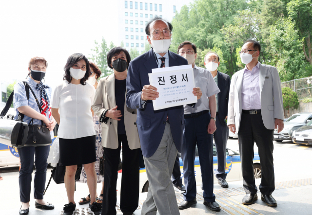 윤석열 대통령의 자택이 있는 아크로비스타 정원헌 입주자대표회의 회장과 동 대표들이 지난달 22일 오전 서울 서초경찰서에서 '서울의 소리' 집회에 대한 집회 및 시위 자제와 확성기 사용을 금지하는 내용의 진정서를 제출하기 위해 청사 안으로 들어가고 있다. 연합뉴스