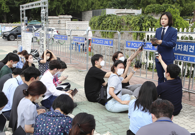 박지현 전 더불어민주당 공동비상대책위원장이 15일 국회 정문 앞에서 기자회견을 열고 차기 당 대표 경선 출마 선언을 하고 있다. 성형주 기자