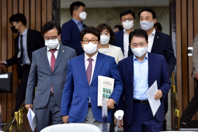 권성동(앞줄 가운데) 국민의힘 대표 직무대행 겸 원내대표가 15일 오전 국회에서 열린 원내대책회의에 20대 대선 불공정방송 국민감시단 활동 백서를 든 채 참석하고 있다. 성형주 기자