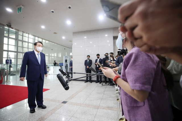 윤석열 대통령이 15일 서울 용산 대통령실 청사로 출근, 기자들과 질의응답을 하고 있다. 연합뉴스