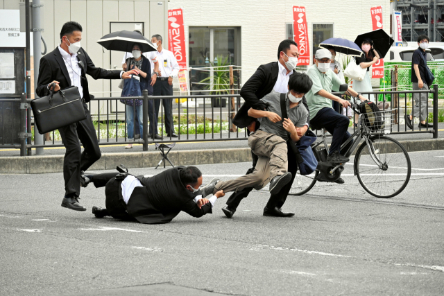 일본 나라현에서 참의원 선거 유세 활동을 하던 아베 신조 전 일본 총리를 총기로 저격한 용의자 야마가미 데쓰야가 범행 직후 제압 당하고 있다. 로이터연합뉴스