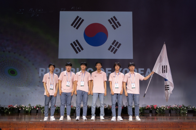 제63회 국제수학올림피아드(IMO)에서 2위를 차지한 한국 대표단이 태극기를 들고 기념 촬영하고 있다. IMO 홈페이지 캡처