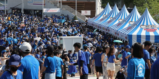 15일 서울 송파구 잠실올림픽주경기장에서 열리는 가수 싸이 콘서트 '흠뻑쇼'를 관람하기 위해 관객들이 모여 있다. 연합뉴스