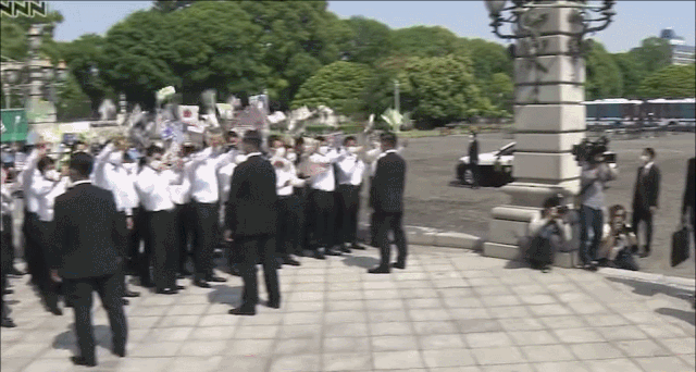 일본 경시청 경호원(SP)이 지난 5월 18일 도쿄에서 열리는 쿼드 정상회의를 앞두고 영빈관 앞에서 모의 훈련을 하는 모습. 유튜브 캡처