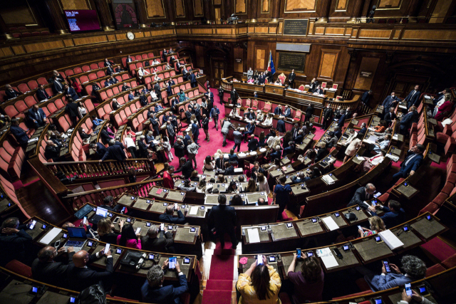 14일(현지 시간) 이탈리아 로마에 있는 상원에서 정부의 260억 유로 규모 생계비 지원 법안에 대한 표결이 진행되고 있다. 이날 원내 최대 정당인 오성운동(M5S) 소속 의원들은 해당 법안에 대한 반대 표시로 표결에 전원 불참했다. EPA연합뉴스