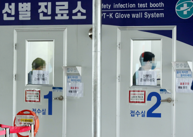 15일 인천시 남동구 남동구청 안심 선별진료소에서 시민들이 검체 검사를 받고 있다. / 연합뉴스