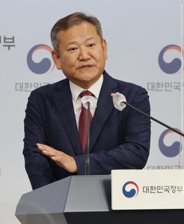 이상민 행정안전부 장관이 15일 정부서울청사 브리핑룸에서 경찰제도 개선방안 발표 후 취재진 질문에 답하고 있다. 연합뉴스