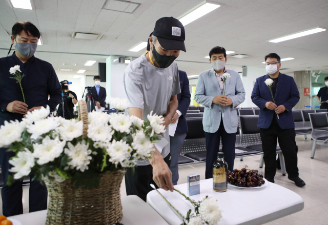 2일 인천시 중구 인천항 연안여객터미널 2층에서 열린 '서해 피살 공무원' 이대준(사망 당시 47세)씨의 위령제에서 형 이래진(57)씨가 헌화하고 있다. 연합뉴스