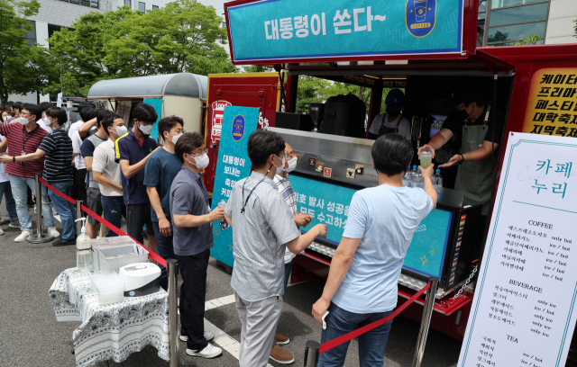 6일 오후 대전시 유성구 한국항공우주연구원에 윤석열 대통령이 누리호 발사성공을 축하하기 위해 보낸 커피차가 등장해 눈길을 끌고 있다.연합뉴스