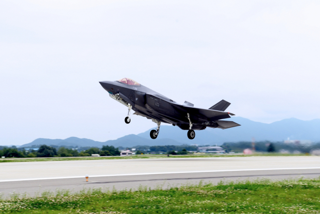 한미 공군이 지난 11일부터 14일까지 한미 연합 작전 수행능력 향상을 위해 F-35A 연합비행훈련을 최초로 실시했다. 사진은 청주 공군기지 활주로에서 이륙하는 한국 F-35A. /사진 제공=공군