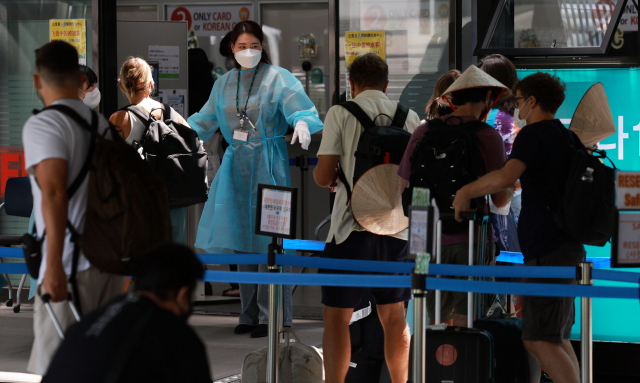 코로나19 재확산세가 뚜렷한 가운데 정부가 공항 검역 관리를 강화한다. 정부는 인천공항 및 7개 지방공항에 단계적으로 총 200여명의 검역 지원인력을 투입해 승객 분류 등 검역 관리를 강화한다고 15일 밝혔다. 사진은 이날 인천국제공항 제1여객터미널 입국자 전용 코로나19 검사센터에서 해외 입국자들이 대기하고 있는 모습./연합뉴스