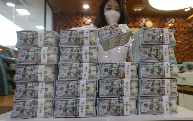 원·달러 환율이 약 13년 만에 1300원대를 돌파한 23일 서울 중구 하나은행 위변조대응센터에서 직원이 달러를 정리하고 있다. 오승현기자