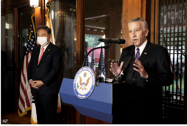 필립 골드버그(오른쪽) 주한 미국 대사가 지난 14일에 열린 미국 독립기념일 행사를 열고 자유에 대한 책임에 대해 말하고 있다. 골드버그 대사 옆에는 박진 외교부 장관./골드버그 대사 트위터 갈무리