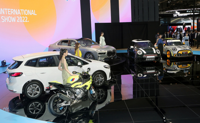 부산 해운대구 벡스코에서 열린 '2022 부산국제모터쇼' 에서 BMW가 각종 신차를 공개하고 있다. /연합뉴스