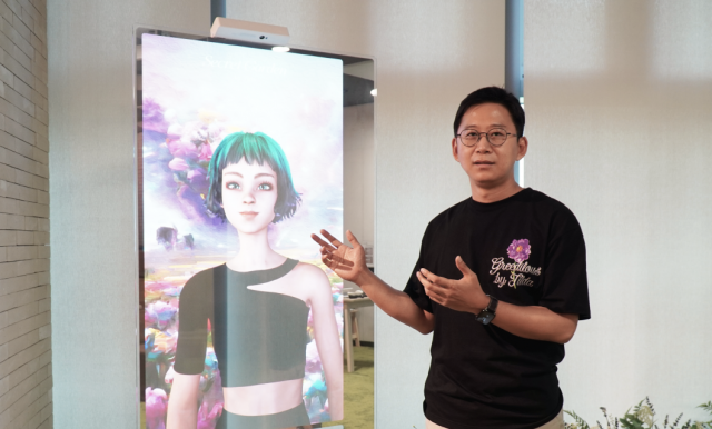 배경훈 LG AI연구원장이 LG의 초거대 멀티모달 AI 엑사원(EXAONE) 두뇌를 가진 AI 아티스트 ‘틸다’를 소개하고 있다. 사진 제공=LG