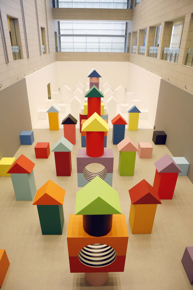 국내 미술관 최초로 다니엘 뷔렌 개인전을 개최한 대구미술관 1층 어미홀에 설치된 '어린아이의 놀이처럼' 전경. /사진제공=대구미술관
