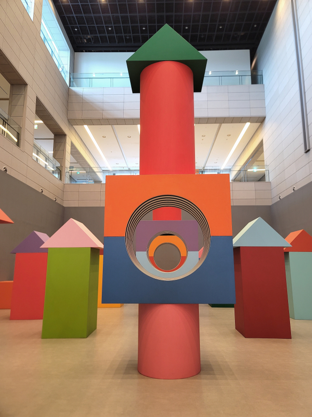 국내 미술관 최초로 다니엘 뷔렌 개인전을 개최한 대구미술관 1층 어미홀에 설치된 '어린아이의 놀이처럼' 설치 전경. /대구=조상인기자