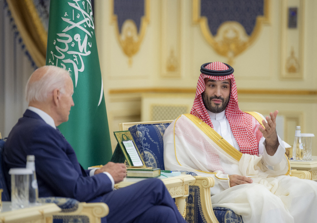 15일(현지 시간) 사우디아라비아를 방문한 조 바이든 미국 대통령이 홍해 연안 제다의 알살람궁에서 무함마드 빈 살만 사우디 왕세자와 회담하고 있다. AFP연합뉴스