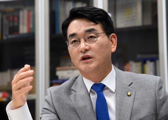 박용진 더불어민주당 의원이 17일 서울 여의도 국회 의원회관에서 서울경제와 인터뷰를 갖고 있다. 성형주 기자