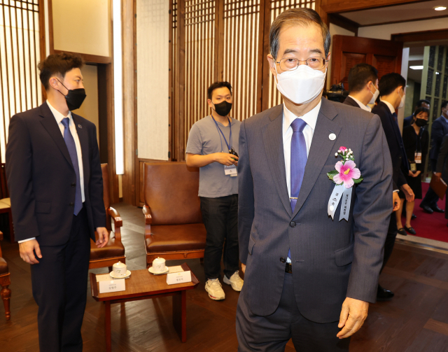 한덕수 국무총리가 17일 국회 의장 접견실에 들어서고 있다./연합뉴스