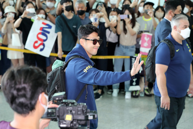 토트넘 손흥민이 17일 런던으로 떠나며 인천공항 출국장에 모인 팬들에게 인사하고 있다. 연합뉴스