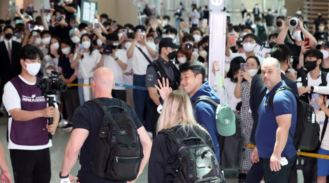 토트넘 손흥민이 17일 런던으로 떠나며 인천공항 출국장에 모인 팬들에게 인사하고 있다. 연합뉴스