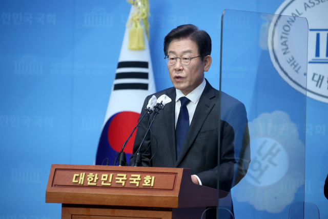 이재명 더불어민주당 의원이 17일 서울 여의도 국회 소통관에서 당 대표 출마 기자회견을 하고 있다. 성형주 기자