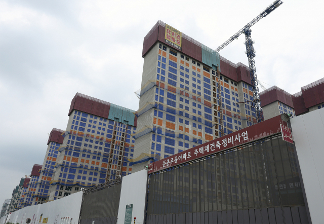 공사 중단이 계속되고 있는 서울 강동구 둔춘 주공아파트 재건축 현장. 연합뉴스